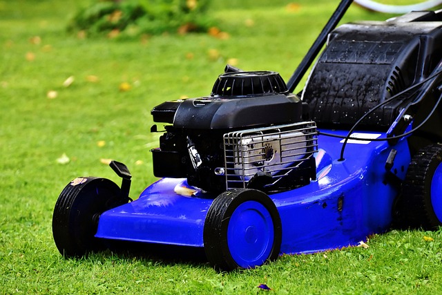 Elektryfikacja sprzętu do utrzymania nieruchomości – od kosiarek akumulatorowych po maszyny czyszczące